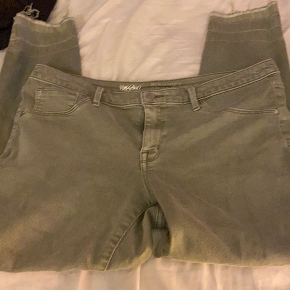 LIGHT GREEN DISTRESSED JEANS